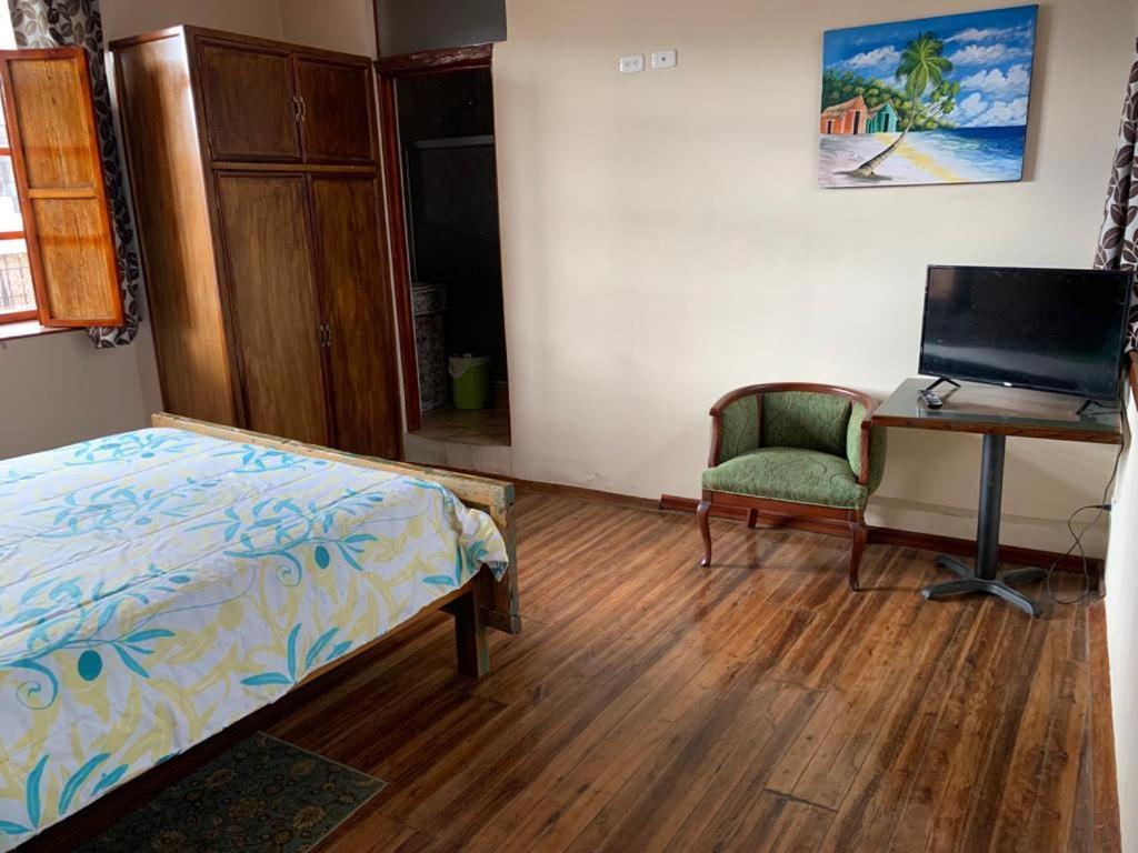 Hostel Santa Canela Куэнка Экстерьер фото